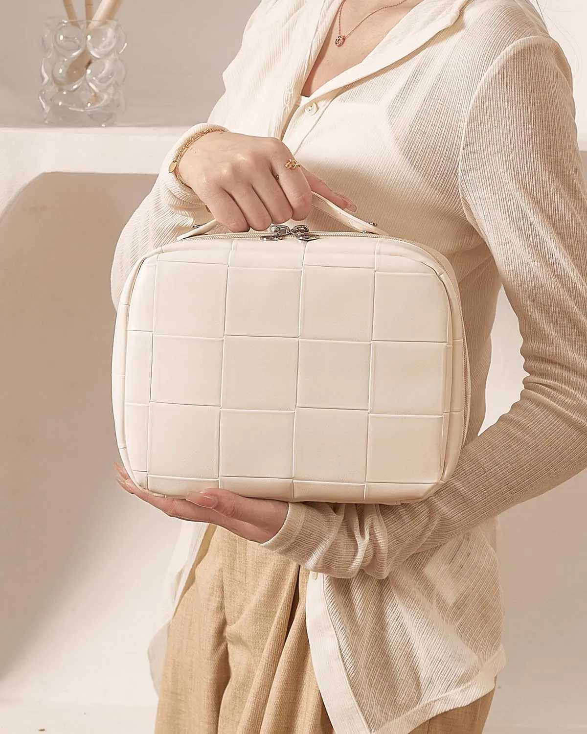 EACHY Checkered Makeup Travel Bag, Waterproof Cosmetic Bags for Women, Large Capacity PU Leather Make Up Organizer with Portable and Stylish (Checkered-White)