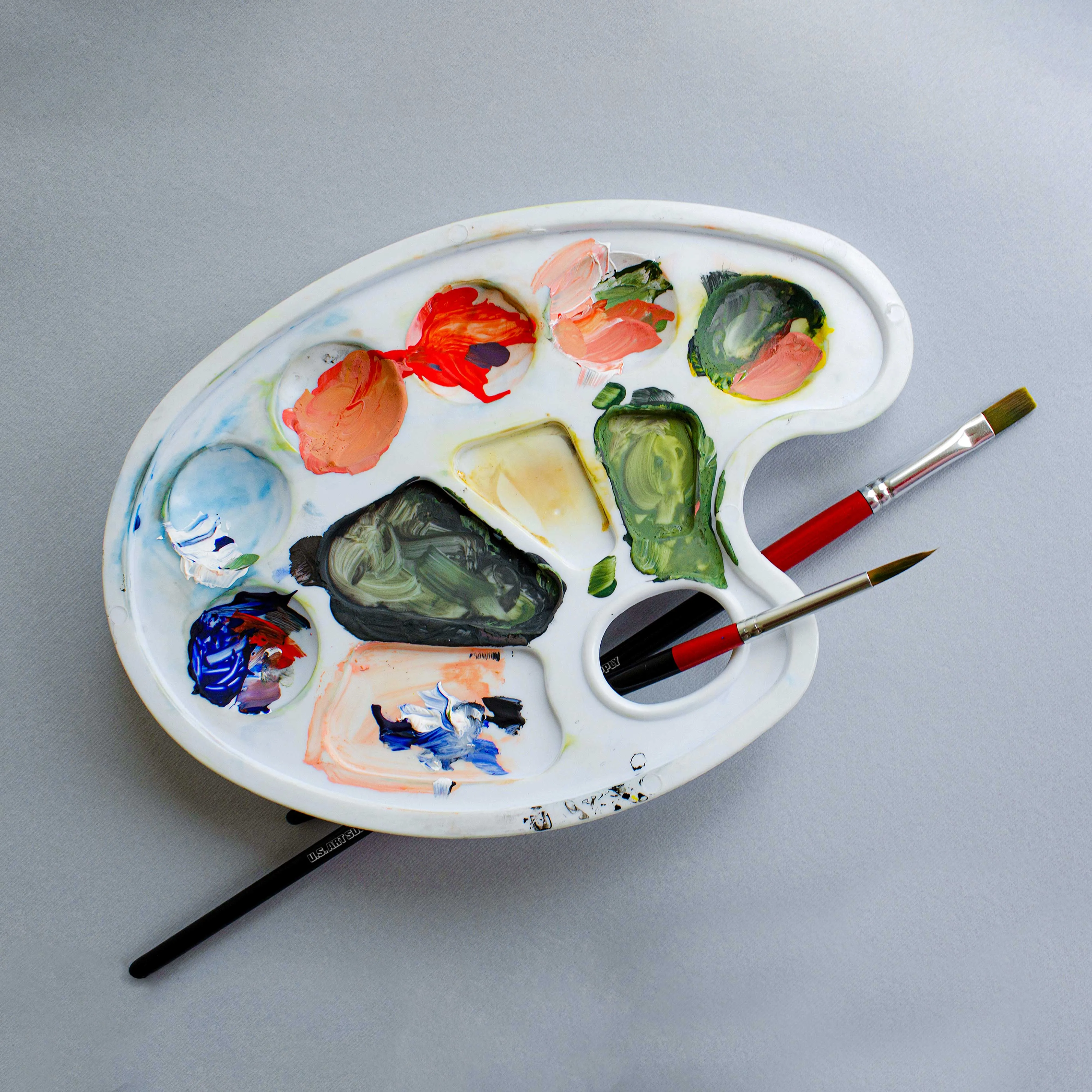 U.S. Art Supply 10-Well Plastic Artist Painting Palette - Paint Color Mixing Tray - Kids, Students, Fun Parties - Brush Mix Acrylic, Oil, Watercolor